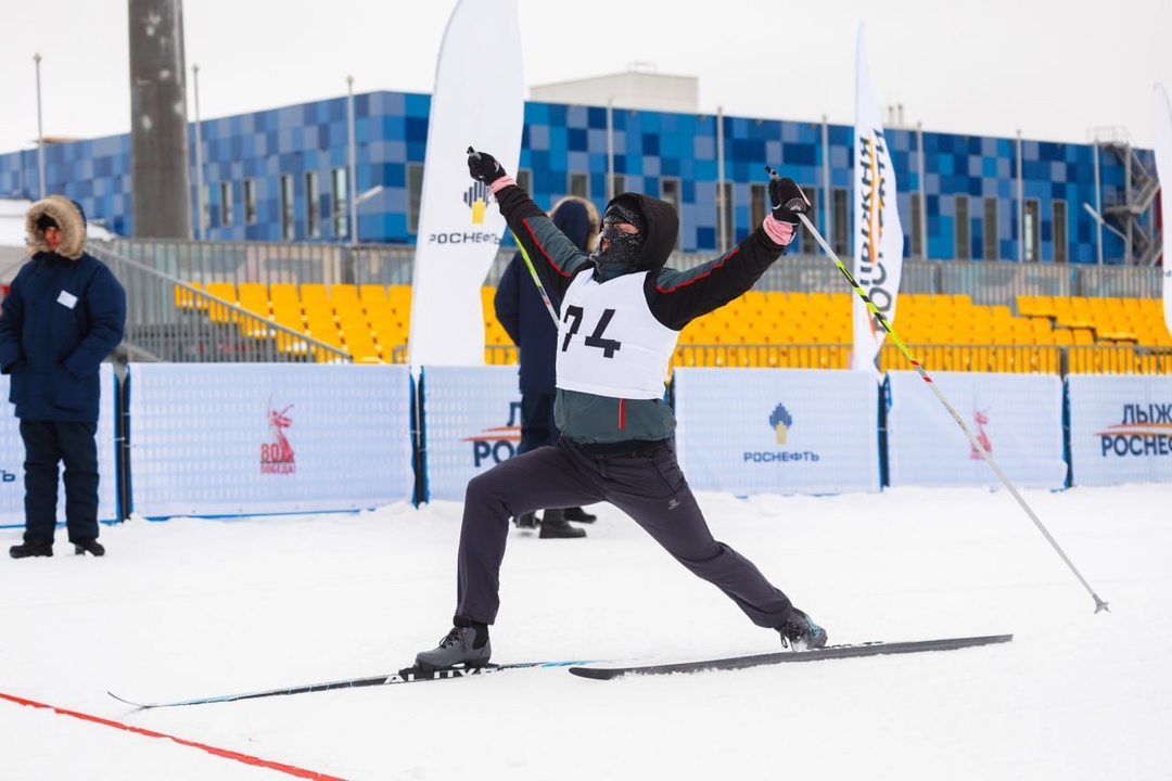 «Лыжня Роснефти»: энергия зимы Сотни участников, крики болельщиков на трибунах и олимпийский накал страстей — в Красноярске ежегодный забег «Лыжня Роснефти»!