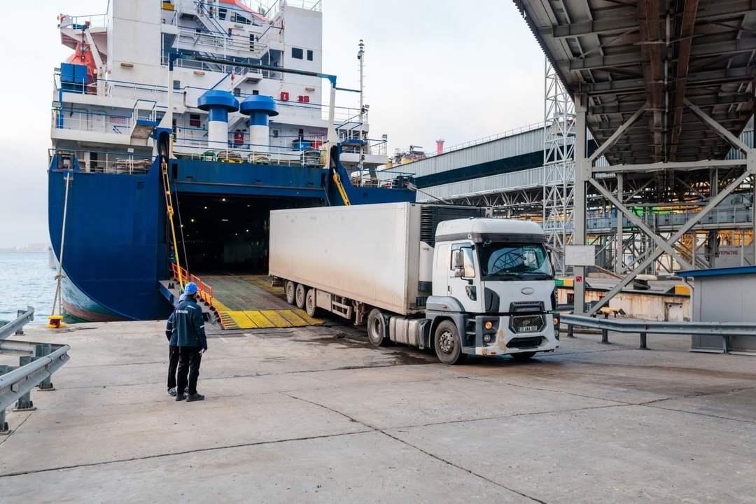 Не только зерно: начали принимать паромы с овощами и фруктами на КСК