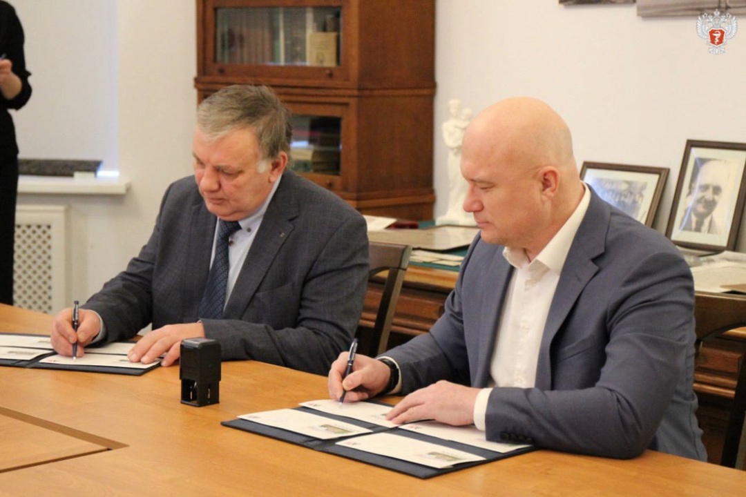 Почта России выпустила конверт к 100-летию Педиатрического университета Минздрава России