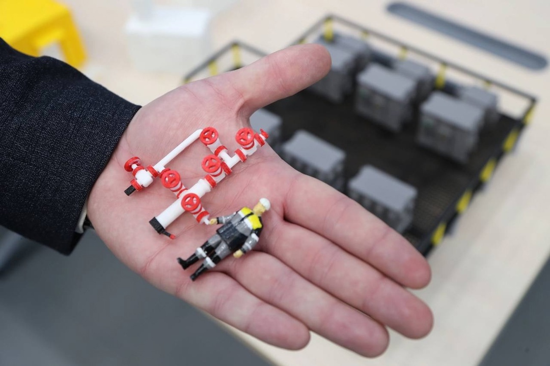 Как напечатать будущее? Школьники Нефтеюганска вместе с нашими коллегами из «РН-Юганскнефтегаза» создали объёмный макет кустовой площадки из 6-ти скважин