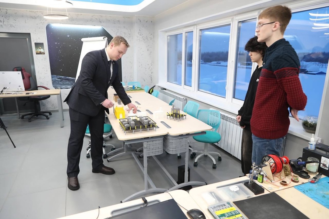 Как напечатать будущее? Школьники Нефтеюганска вместе с нашими коллегами из «РН-Юганскнефтегаза» создали объёмный макет кустовой площадки из 6-ти скважин