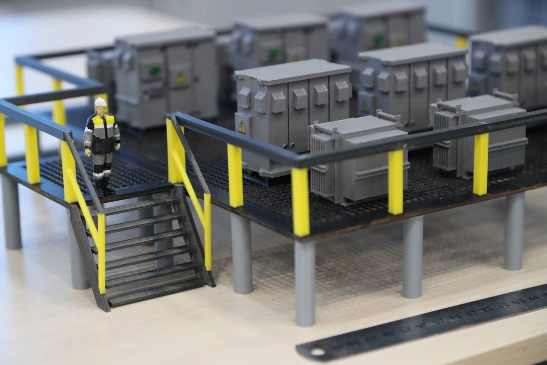 Как напечатать будущее? Школьники Нефтеюганска вместе с нашими коллегами из «РН-Юганскнефтегаза» создали объёмный макет кустовой площадки из 6-ти скважин