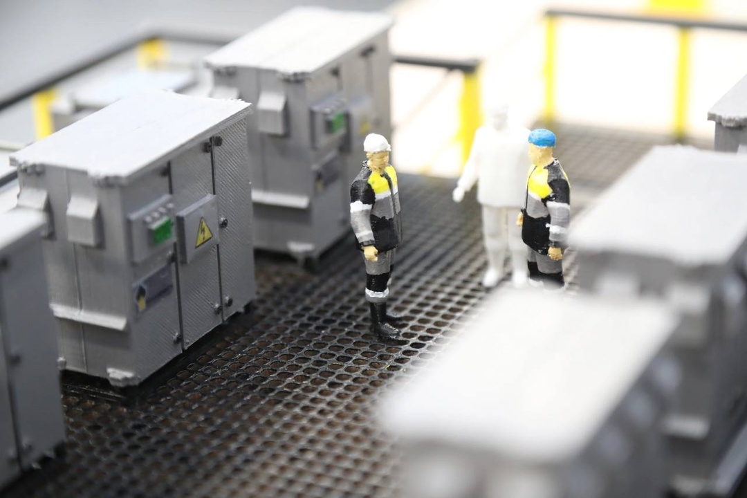 Как напечатать будущее? Школьники Нефтеюганска вместе с нашими коллегами из «РН-Юганскнефтегаза» создали объёмный макет кустовой площадки из 6-ти скважин