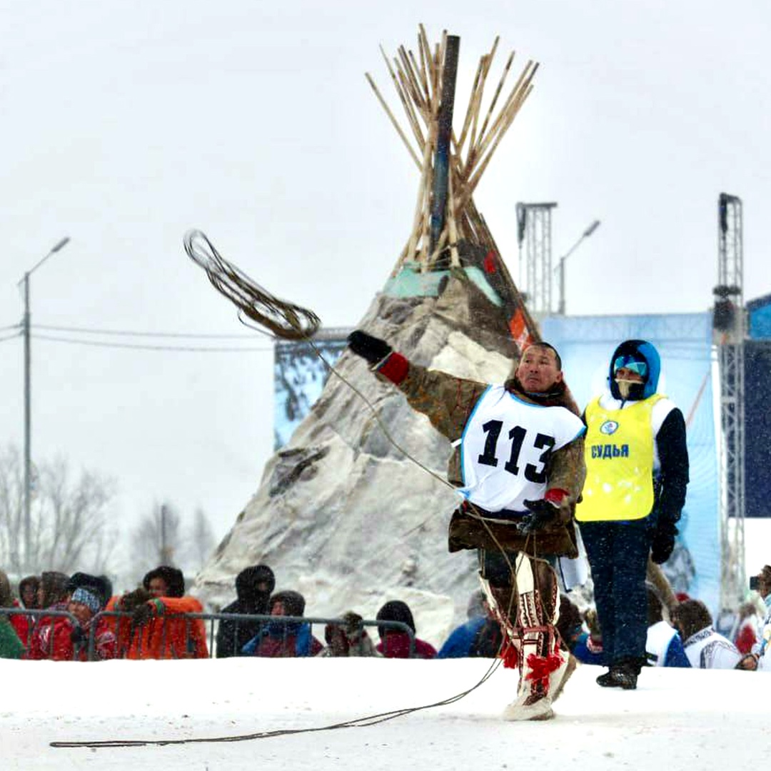 Запрягайте оленей, снаряжайте нарты — начался День оленевода! Праздник, который передает душу и колорит тундры, стартовал в эти выходные в Надыме.