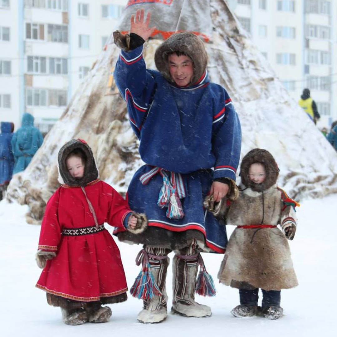 Запрягайте оленей, снаряжайте нарты — начался День оленевода! Праздник, который передает душу и колорит тундры, стартовал в эти выходные в Надыме.
