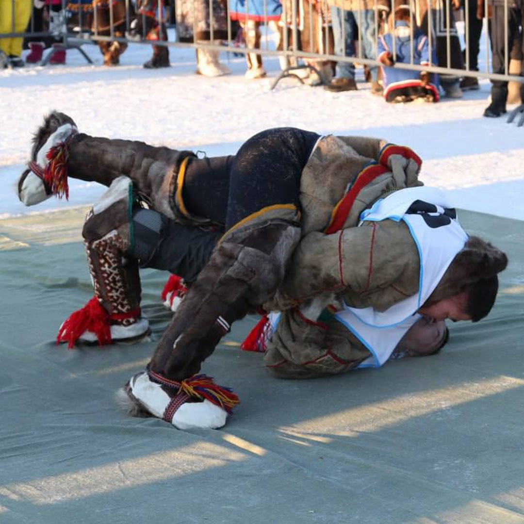 Запрягайте оленей, снаряжайте нарты — начался День оленевода! Праздник, который передает душу и колорит тундры, стартовал в эти выходные в Надыме.