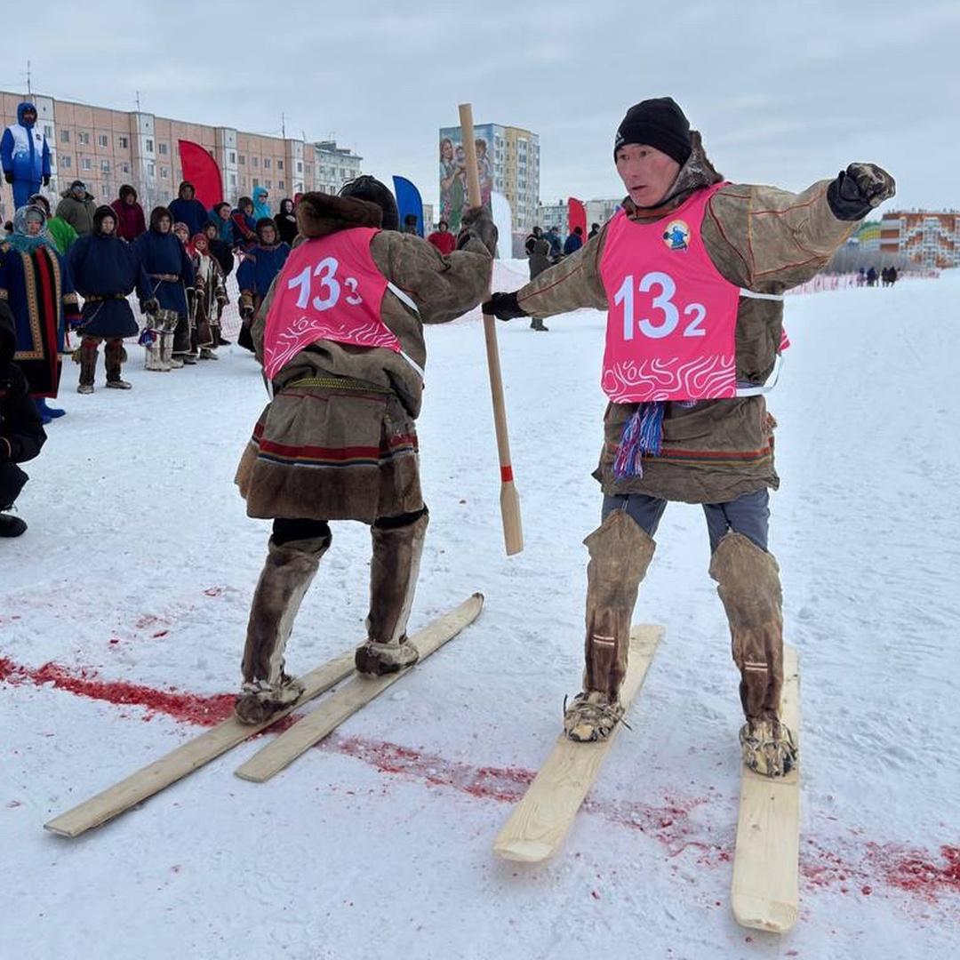 Запрягайте оленей, снаряжайте нарты — начался День оленевода! Праздник, который передает душу и колорит тундры, стартовал в эти выходные в Надыме.