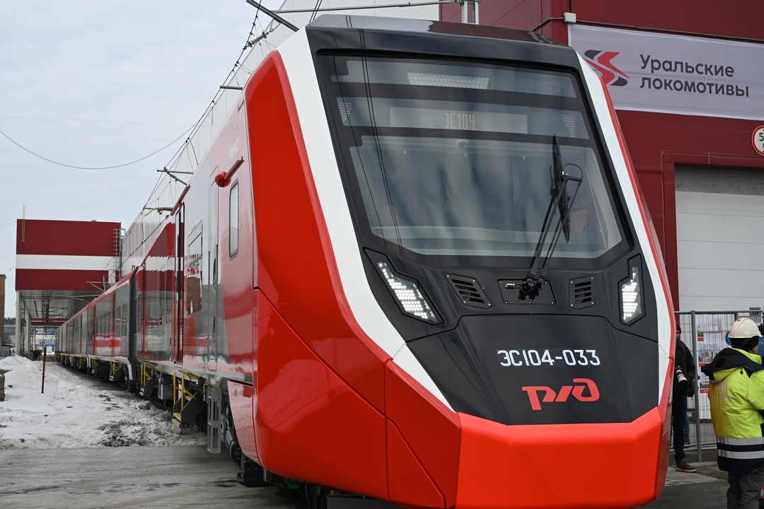 Виталий Савельев посетил площадку производства поездов для высокоскоростной магистрали Москва – Санкт-Петербург