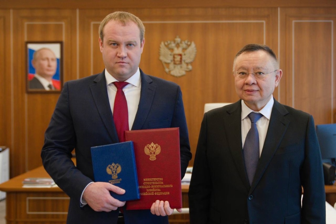 Глава Минстроя России Ирек Файзуллин вручил ведомственные награды за вклад в инфраструктурное развитие регионов