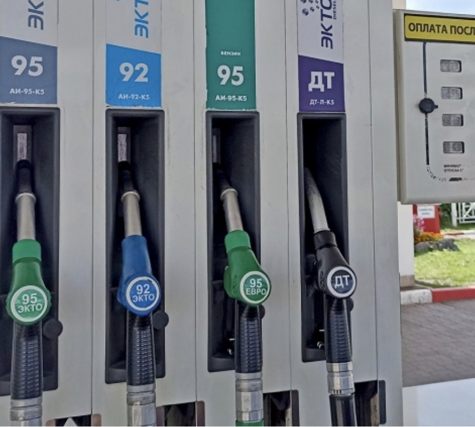 Правительство вводит временный запрет на экспорт автомобильного бензина с 1 марта по 31 августа включительно