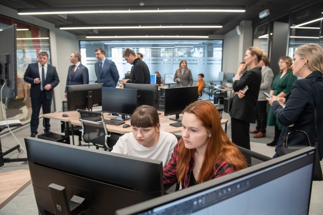 Глава Минобрнауки Валерий Фальков ознакомился с работой 6 институтов Сибирского федерального университета в Красноярске