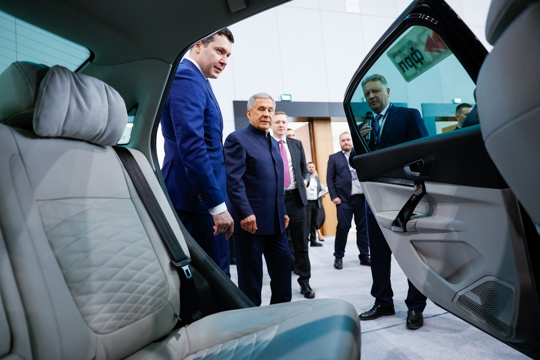 Глава Минпромторга Антон Алиханов провел заседание координационного совета по промышленности, посвященное развитию производства автокомпонентов