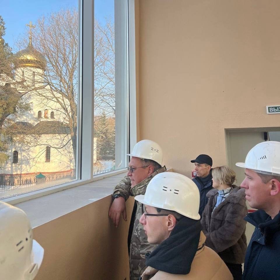 В ходе рабочей поездки в Донецкую Народную Республику замминистра строительства и ЖКХ РФ Валерий Леонов осмотрел восстанавливаемые социально-значимые объекты