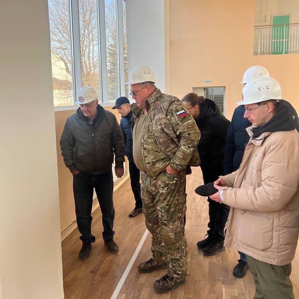 В ходе рабочей поездки в Донецкую Народную Республику замминистра строительства и ЖКХ РФ Валерий Леонов осмотрел восстанавливаемые социально-значимые объекты