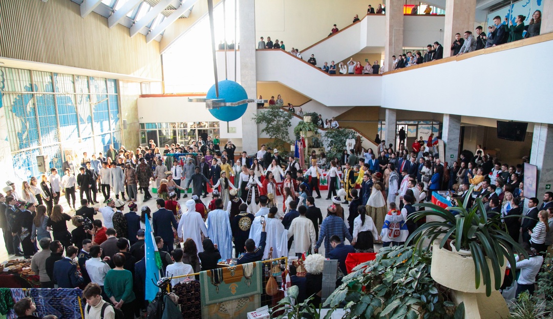 В МГТУ гражданской авиации прошёл международный фестиваль «На всех одно небо», где студенты из 49 стран представили национальные экспозиции и и творческие…