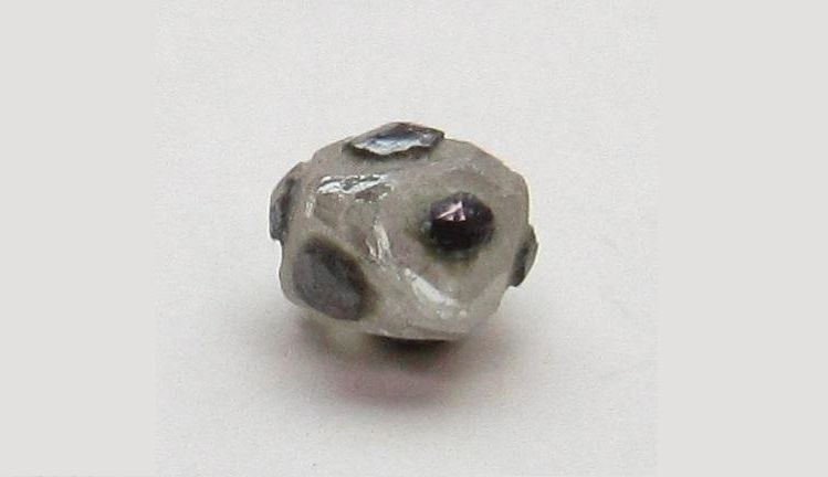 Алмазный мяч В 2018 году на кимберлитовой трубке Карпинский-1 предпрития "Севералмаз" АЛРОСА в Архангельской области мы добыли необычный алмаз, напоминающий…