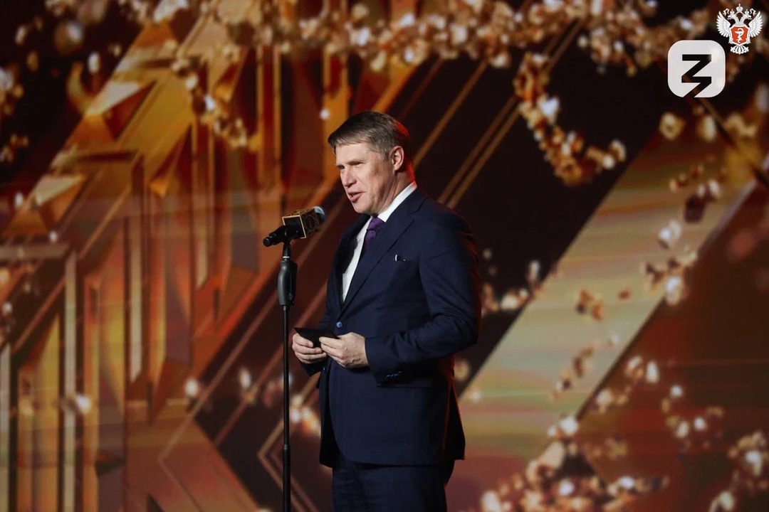 Михаил Мурашко вручил награду премии «Знание» в номинации «Спорт и ЗОЖ»