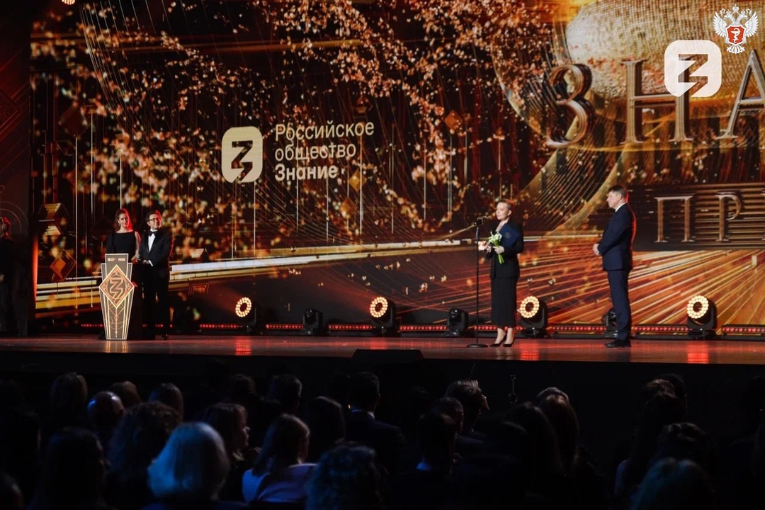 Михаил Мурашко вручил награду премии «Знание» в номинации «Спорт и ЗОЖ»