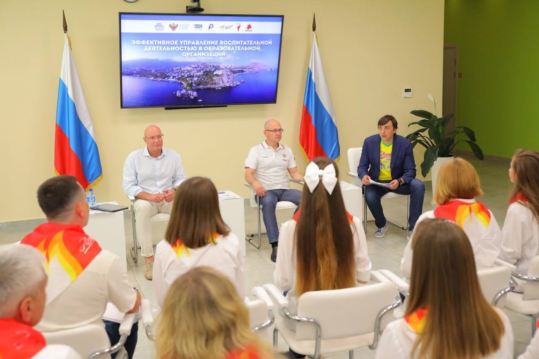 Вице-премьер Дмитрий Чернышенко поздравил наставников с профессиональным праздником