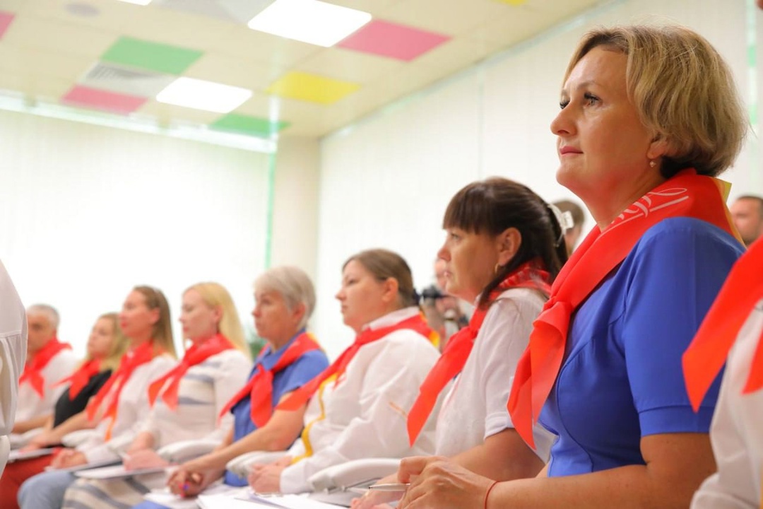 Вице-премьер Дмитрий Чернышенко поздравил наставников с профессиональным праздником