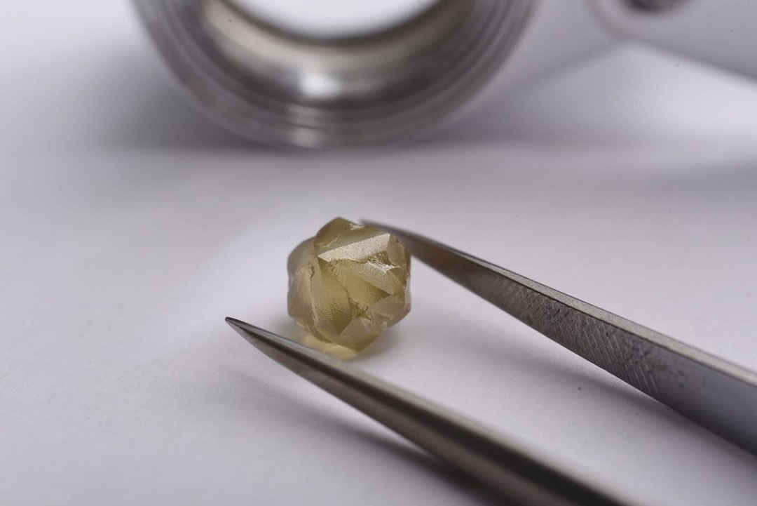 Иногда кристаллы алмазов срастаются, образуя алмазы-двойники — так получилась наша драгоценная "Снежинка" из месторождений Накынского рудного поля в Якутии.