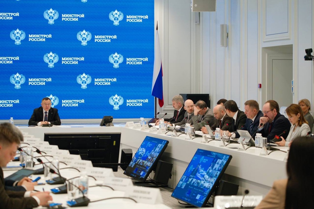 В Минстрое России прошло еженедельное оперативное совещание под председательством Министра строительства и ЖКХ РФ Ирека Файзуллина