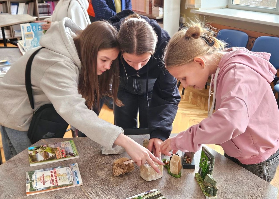 «НОВАТЭК-Челябинск» организовал экскурсию в главную библиотеку области подшефных из интерната 13 и центра «Аистёнок». Ребят познакомили с библиотечными…