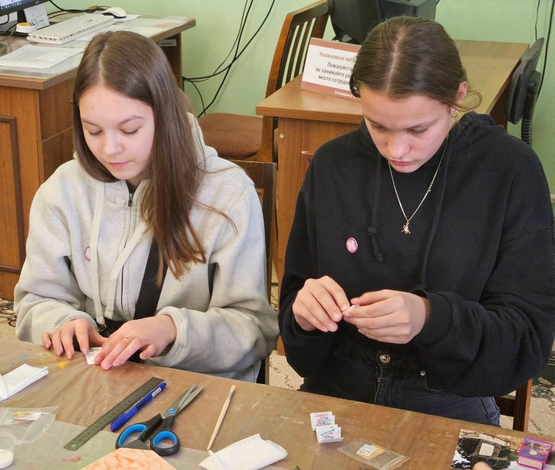 «НОВАТЭК-Челябинск» организовал экскурсию в главную библиотеку области подшефных из интерната 13 и центра «Аистёнок». Ребят познакомили с библиотечными…