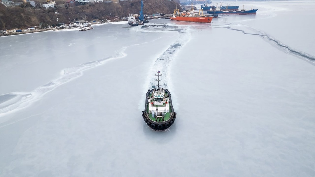 Владивостокский морской торговый порт (ВМТП, входит в Транспортную группу FESCO, предприятие в контуре управления «Росатома») работает круглосуточно семь дней…