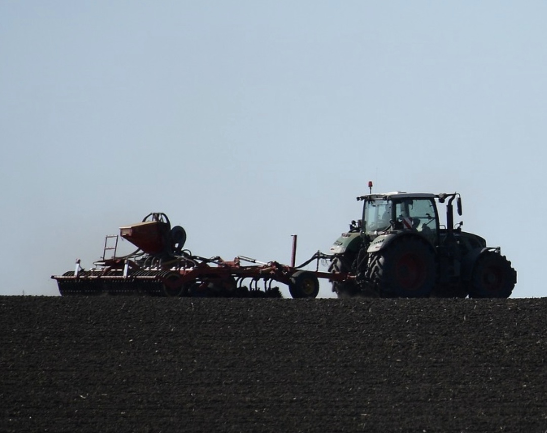 Агропромышленный комплекс планомерно входит в этап весенних полевых работ, яровой сев уже начался в Крыму, где на сегодняшний день засеяно 11,7 тыс. га,…