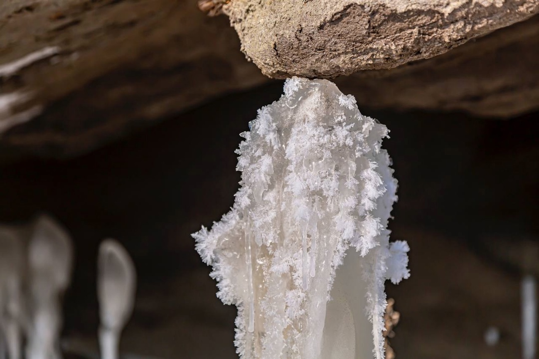 Завораживающие ледяные сталагмиты В нашем музее нефти в Шугурове удивительная пора — прямо сейчас в бывших штольнях можно увидеть уникальное природное явление…