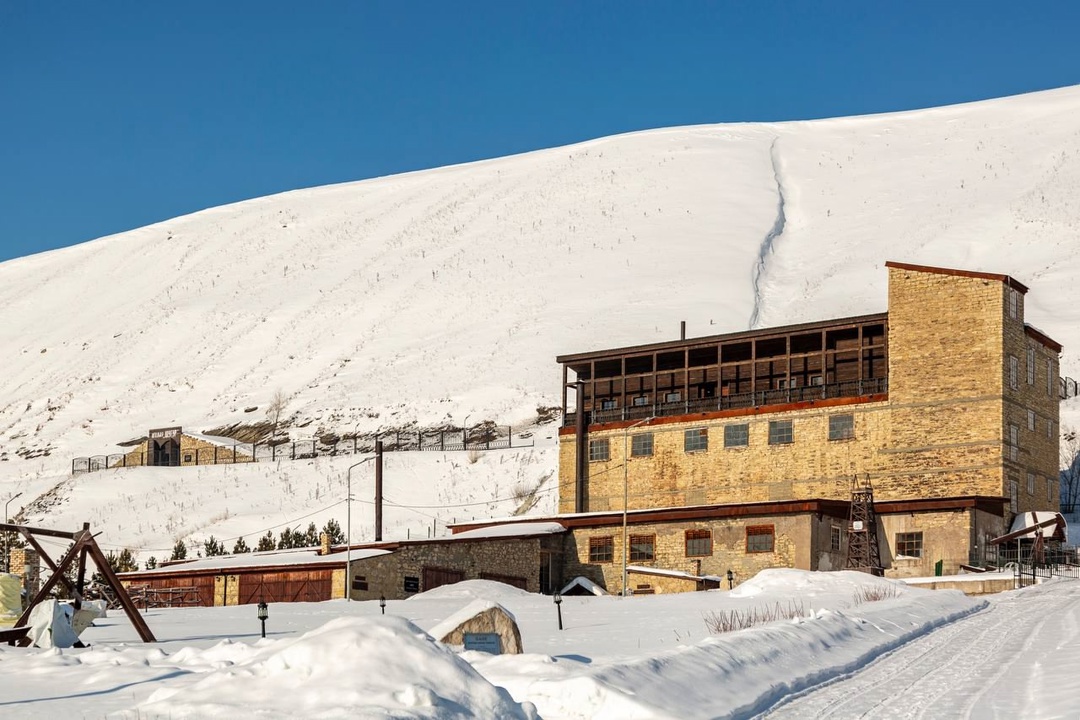 Завораживающие ледяные сталагмиты В нашем музее нефти в Шугурове удивительная пора — прямо сейчас в бывших штольнях можно увидеть уникальное природное явление…