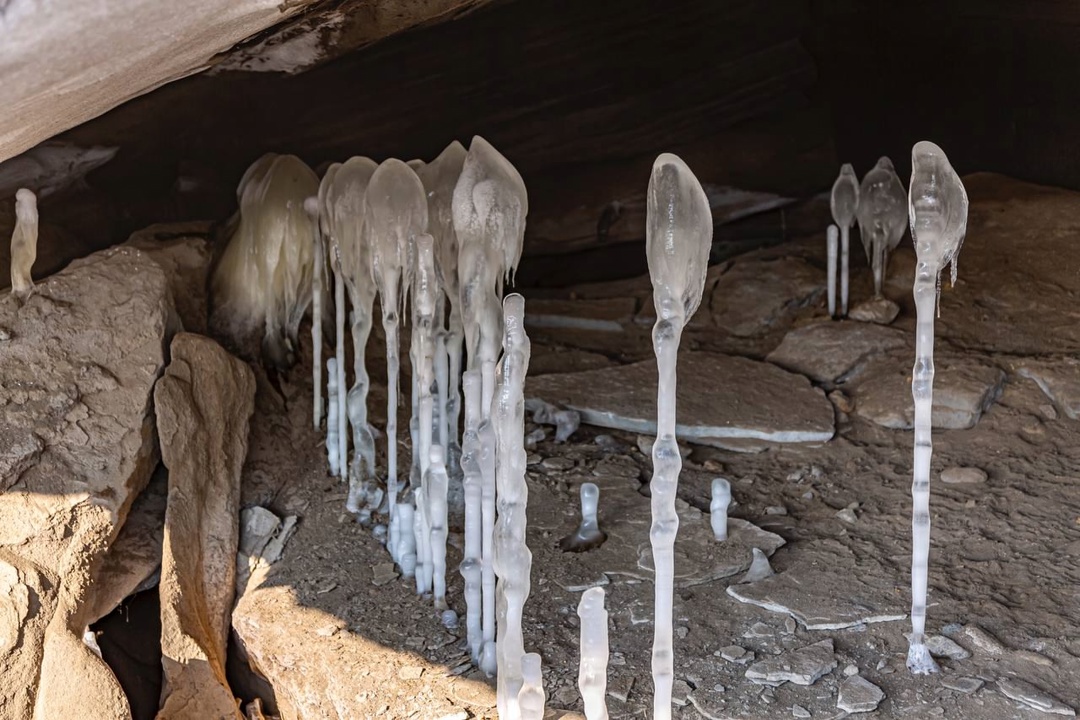 Завораживающие ледяные сталагмиты В нашем музее нефти в Шугурове удивительная пора — прямо сейчас в бывших штольнях можно увидеть уникальное природное явление…