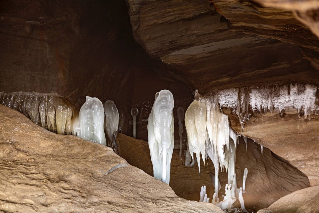 Завораживающие ледяные сталагмиты В нашем музее нефти в Шугурове удивительная пора — прямо сейчас в бывших штольнях можно увидеть уникальное природное явление…