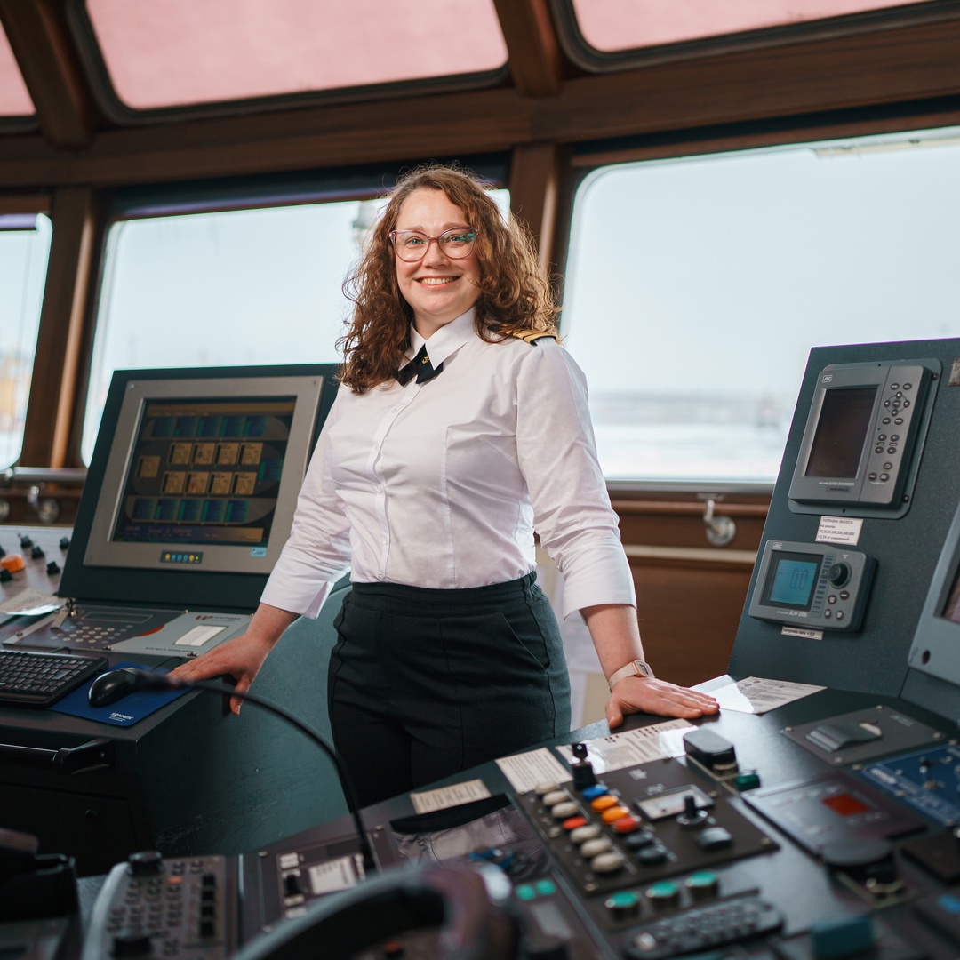 Светлана Ефремова с детства мечтала получить интересную и необычную профессию: отучилась на судоводителя, работала помощником капитана и сегодня она —…