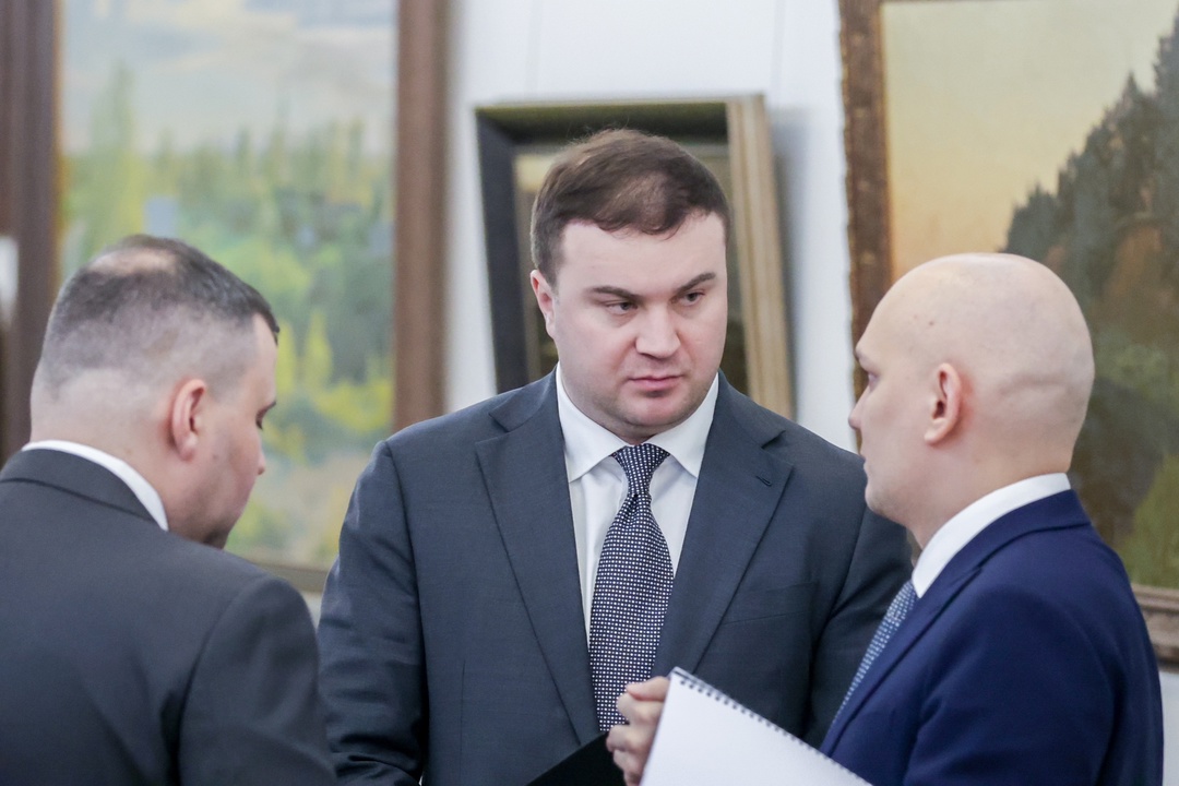 Вице-премьер Дмитрий Чернышенко провел рабочую встречу с губернатором Омской области Виталием Хоценко