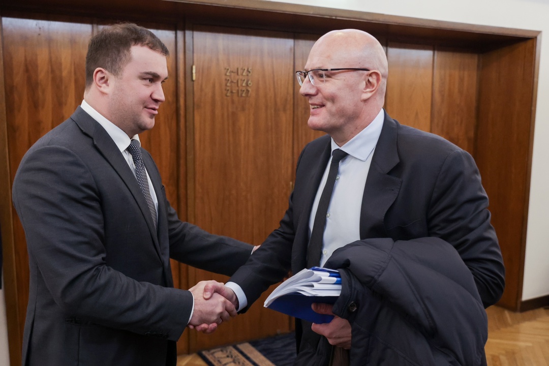 Вице-премьер Дмитрий Чернышенко провел рабочую встречу с губернатором Омской области Виталием Хоценко