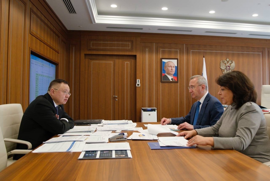 Министр строительства и ЖКХ РФ Ирек Файзуллин провел рабочую встречу с губернатором Калужской области Владиславом Шапшой