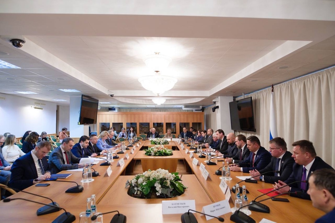 Глава Минстроя России Ирек Файзуллин встретился с членами Комитета Государственной Думы по строительству и жилищно-коммунальному хозяйству