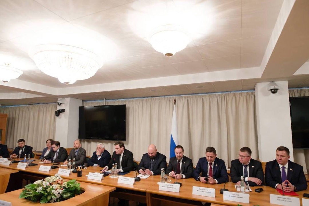 Глава Минстроя России Ирек Файзуллин встретился с членами Комитета Государственной Думы по строительству и жилищно-коммунальному хозяйству