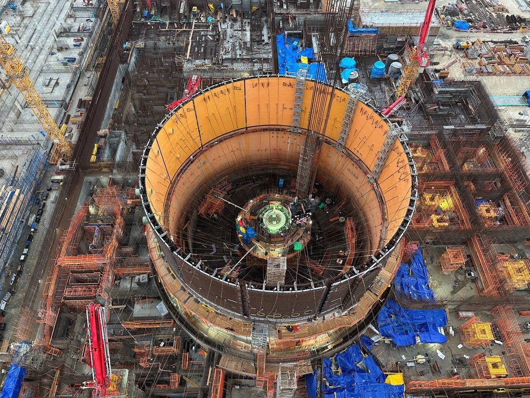 На энергоблоке № 2 сооружаемой «Росатомом» АЭС «Эль-Дабаа» (Египет) завершен монтаж второго яруса внутренней защитной оболочки.