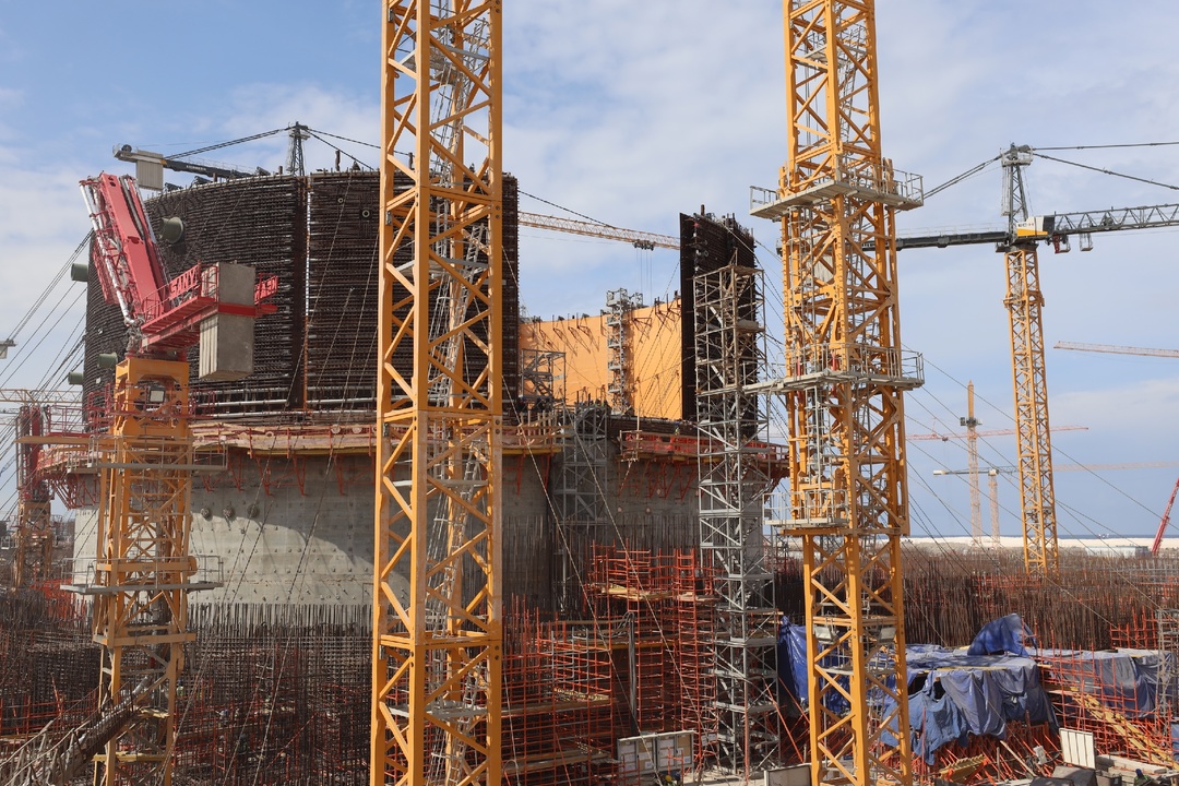 На энергоблоке № 2 сооружаемой «Росатомом» АЭС «Эль-Дабаа» (Египет) завершен монтаж второго яруса внутренней защитной оболочки.