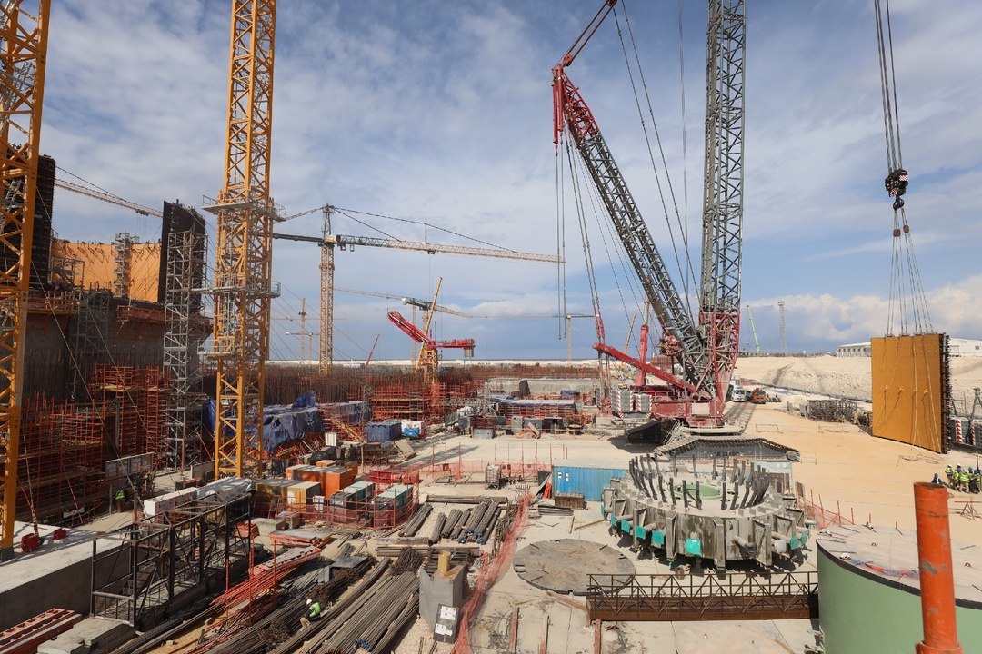 На энергоблоке № 2 сооружаемой «Росатомом» АЭС «Эль-Дабаа» (Египет) завершен монтаж второго яруса внутренней защитной оболочки.