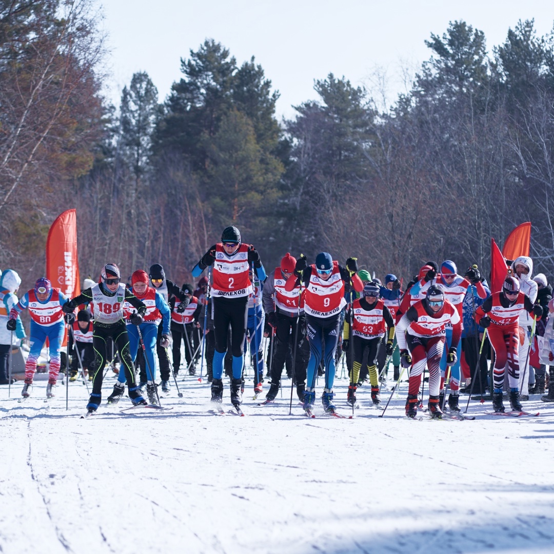 Вставай на лыжи
И свежим воздухом дыши.
Пусть весь твой вид здоровьем пышет —
Здоровьем тела и души.