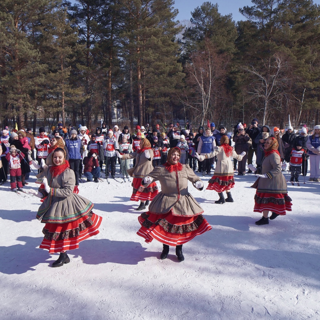 Вставай на лыжи
И свежим воздухом дыши.
Пусть весь твой вид здоровьем пышет —
Здоровьем тела и души.