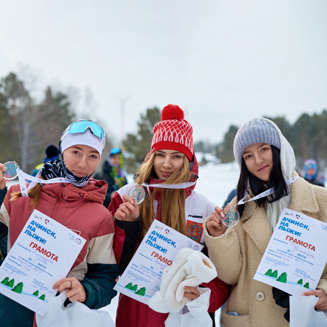 Вставай на лыжи
И свежим воздухом дыши.
Пусть весь твой вид здоровьем пышет —
Здоровьем тела и души.