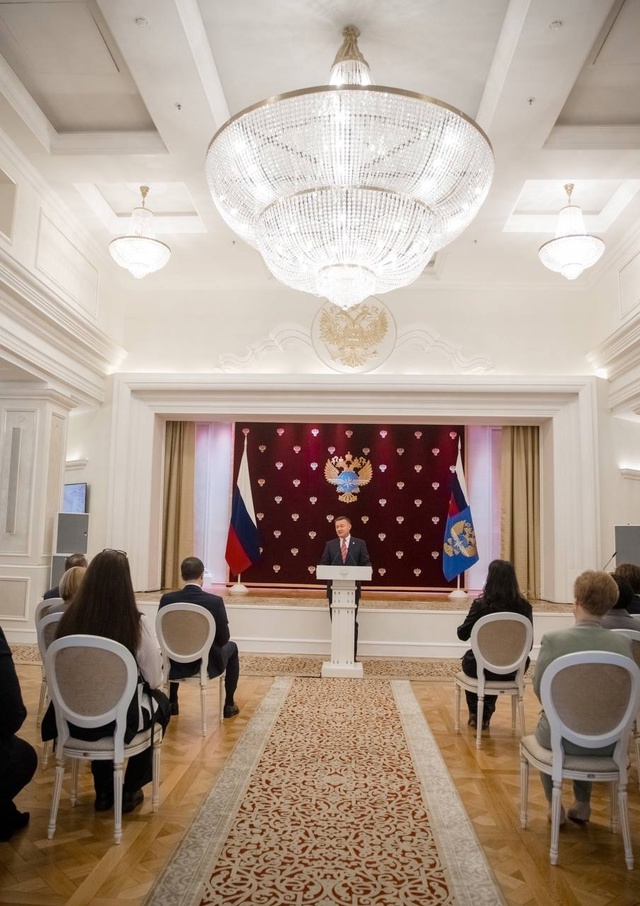 Роман Старовойт вручил награды в преддверии Международного женского дня