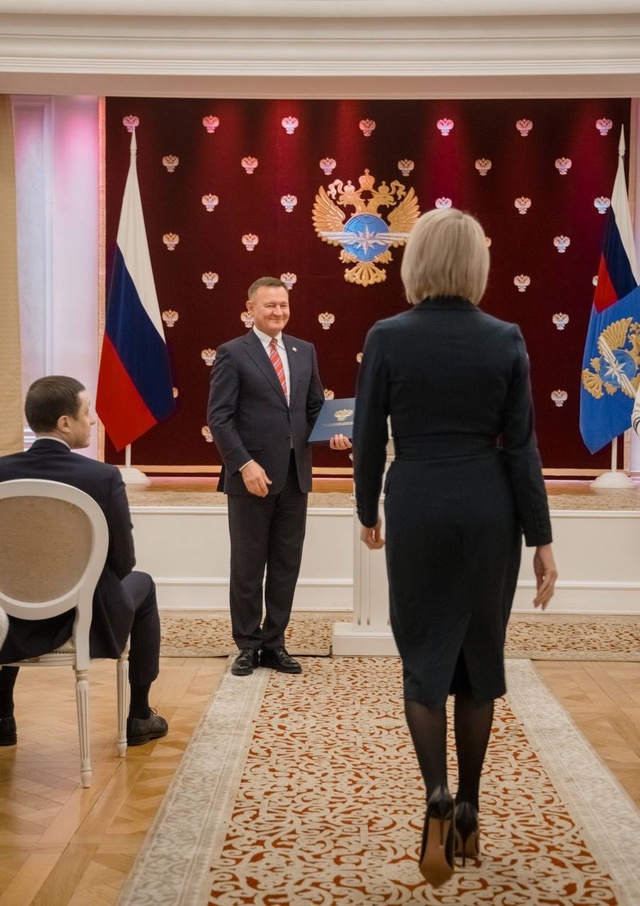 Роман Старовойт вручил награды в преддверии Международного женского дня