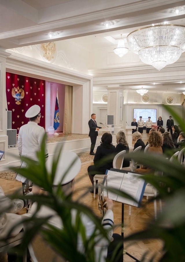 Роман Старовойт вручил награды в преддверии Международного женского дня