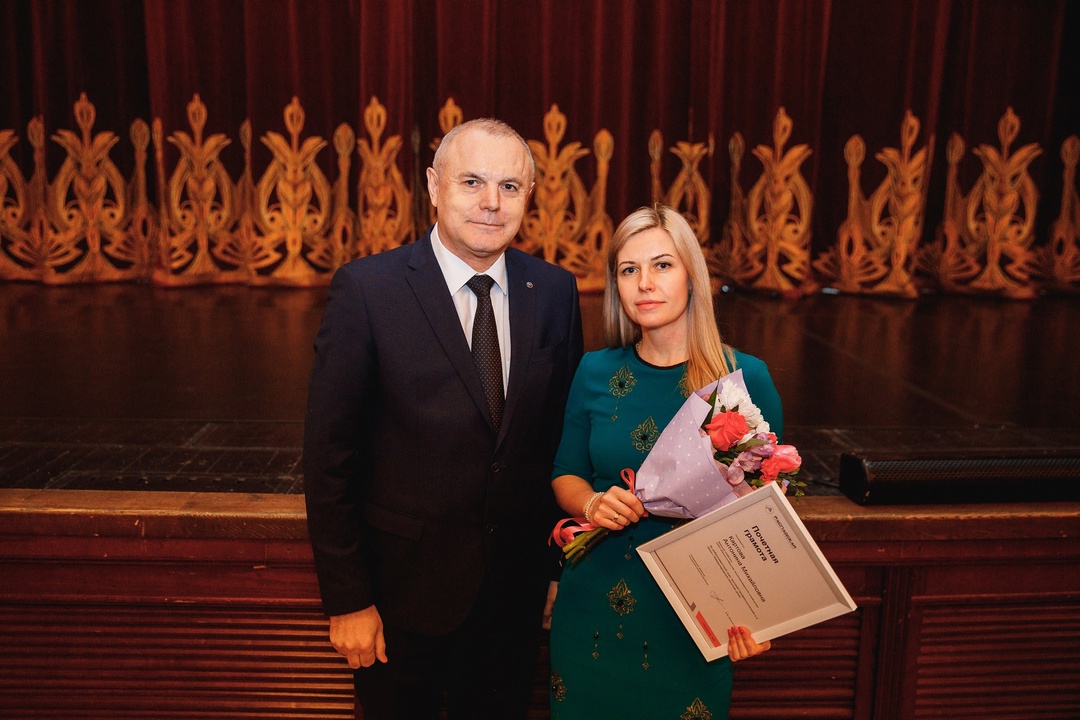 В преддверии 8 Марта мы пригласили наших прекрасных сотрудниц на премьеру спектакля